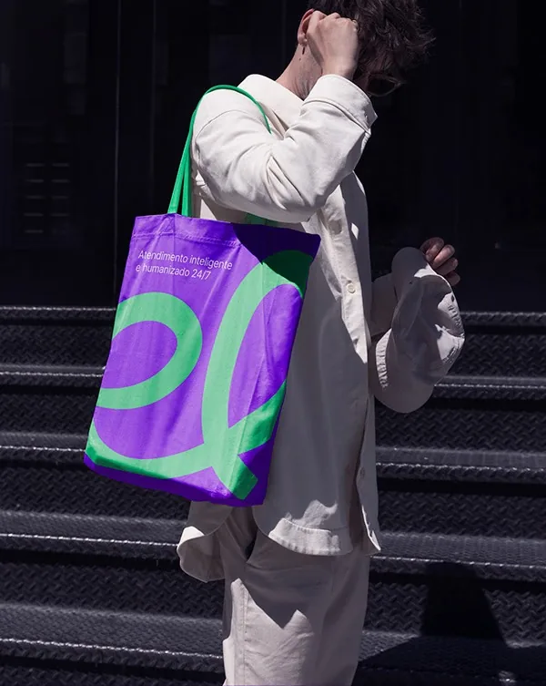Pessoa carregando ecobag com o símbolo da Elize